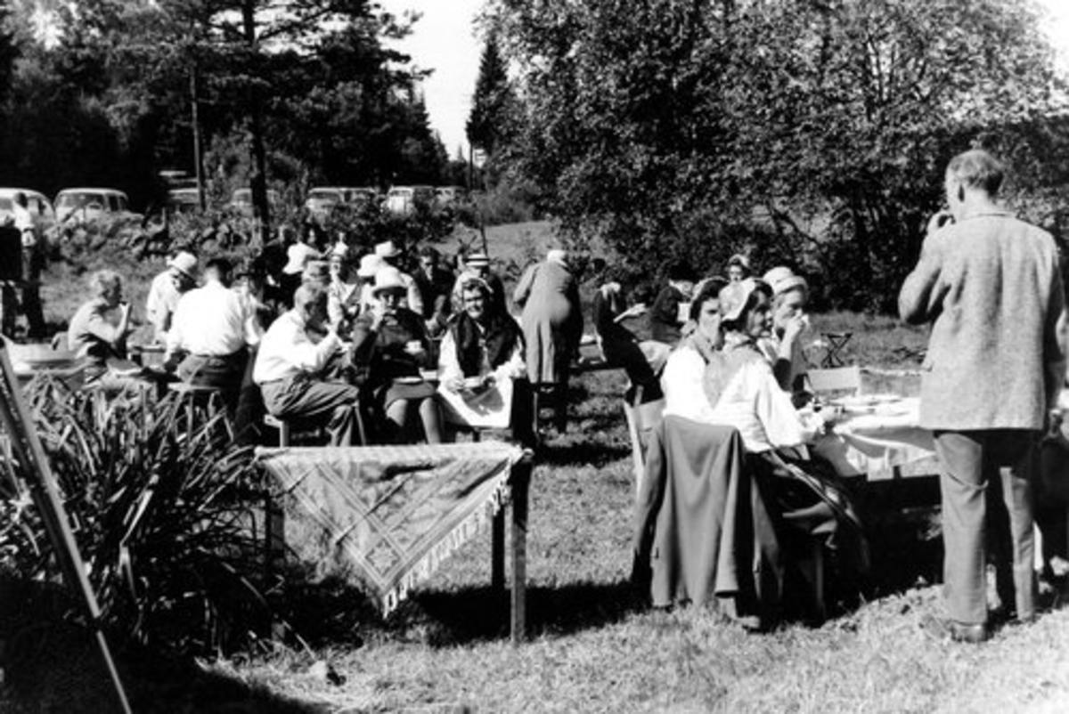 Breareds kulturhistoriska förenings sommarmöte 1968. Dagens föredragshållare författarinnan Astrid Pettersson dricker kaffe med Karin och Arne Modén.