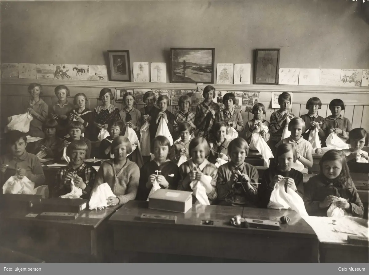Vestheim pikeskole, interiør, håndarbeidssal, gruppe, 4. klasse, jenter, brodering, strikking, søm