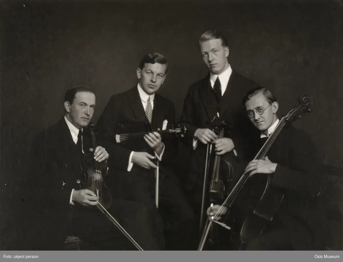 gruppe, menn, Den norske strykekvartett, sittende og stående halvfigur