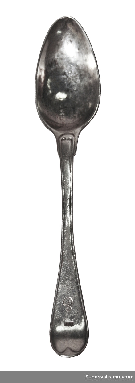 Sked i silver, slät modell. Graverat 'E', samt stämpel 'CWE' på framsidan. Stplr: otydlig, ev. Johan Ekholm, Stockholm 1801.