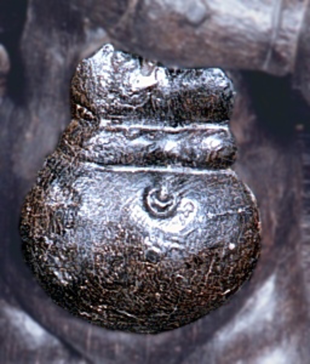 Separat snidad skulpturdel, mage till putto. Urskålad baksida.



Text in English: Belly of a sculpted putto. Separately carved.
