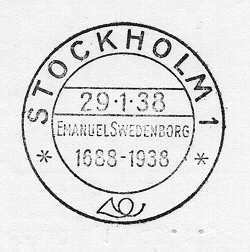 Datumstämpel, s k minnespoststämpel. Rund, med
dubbelheldragen ram med text "STOCKHOLM 1" på övre stämpelhalvan,
samt ettposthorn längst ner. Mittfältet delat något ovan mitten av
etttvärband med datum och årtal. Under bandet text:"EMANUEL
SWEDENBORG1688 - 1938". Stämpeln användes som FDC
(Förstadagsstämpel)-stämpelutgivningsdagen 29 januari 1938 på
Stockholm 1, då frimärkena tillteologen och naturforskarens minne kom
ut.
