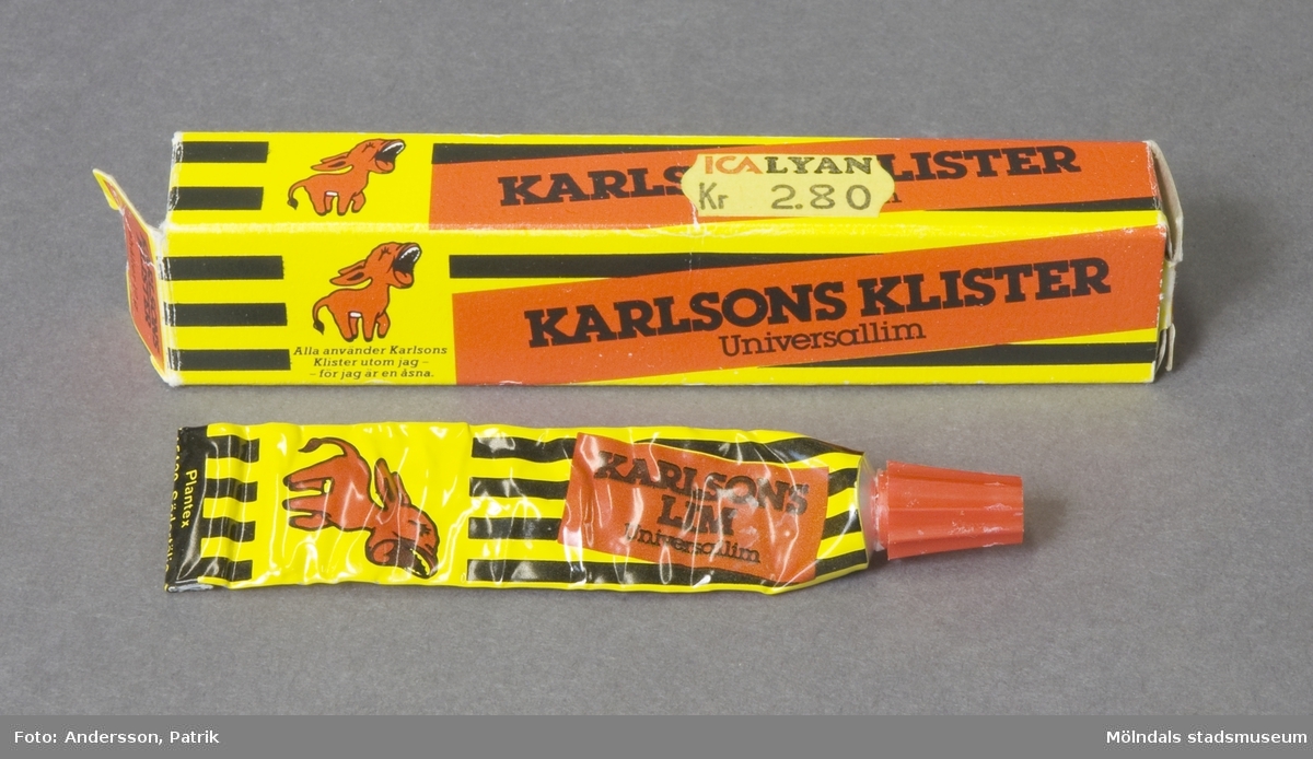 Förpackning av Karlssons Klister Universallim, pappersask, limtub och bruksanvisning. Prislappen sitter kvar. Köptes på Ica Lyan och kostade 2,80 kr. 