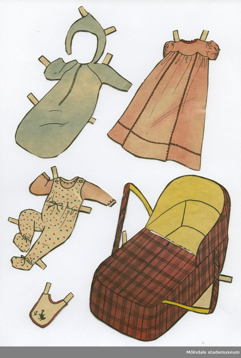 Pappersdocka med kläder och tillbehör, urklippta ur tidning på 1950-talet. Docka och kläder är märkta "Susanne" på baksidan - dockans namn.Dockan föreställer ett naket spädbarn med blont hår. Garderoben består av tre klänningar, fyra lek- och sparkdräkter i olika modeller, kofta, dopklänning, sockar, samt en overall. Dockan har också tillbehör, som en babylift och en hakklapp.Docka och kläder förvaras i ett litet vitt kuvert med texten "Susanne" påtejpat på framsidan. 