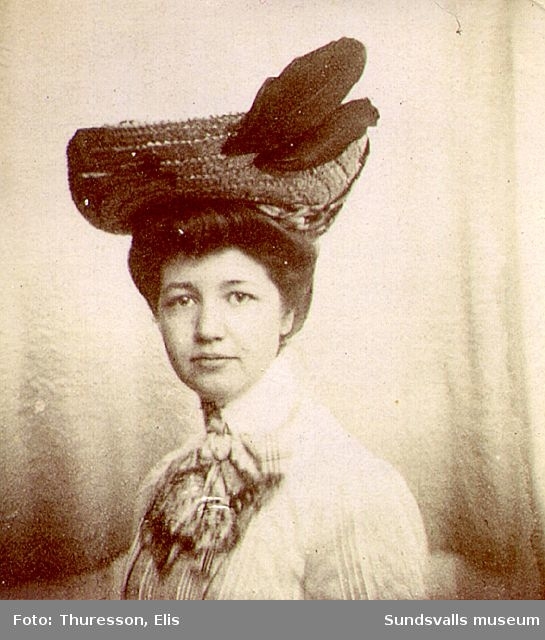 Kvinna i elegant hatt.
