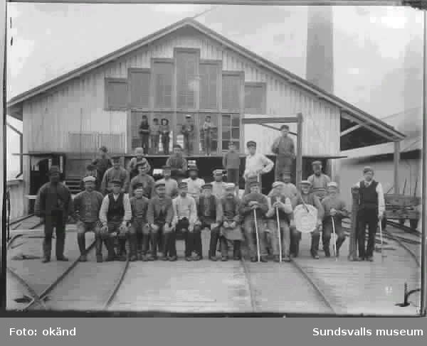 Sågverksarbetare vid gamla sågen, Essvik, 1894-1896. Sågverksarbetare vid Essvik 1905, såväl dagskiftet som nattskiftet. Båda lagen arbetade 12 timmar.