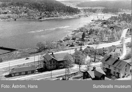Svartvik på 1930-talet. Utsikt över Grindbacken.  Vykort utgivet av Föreningen Svartviksdagarna