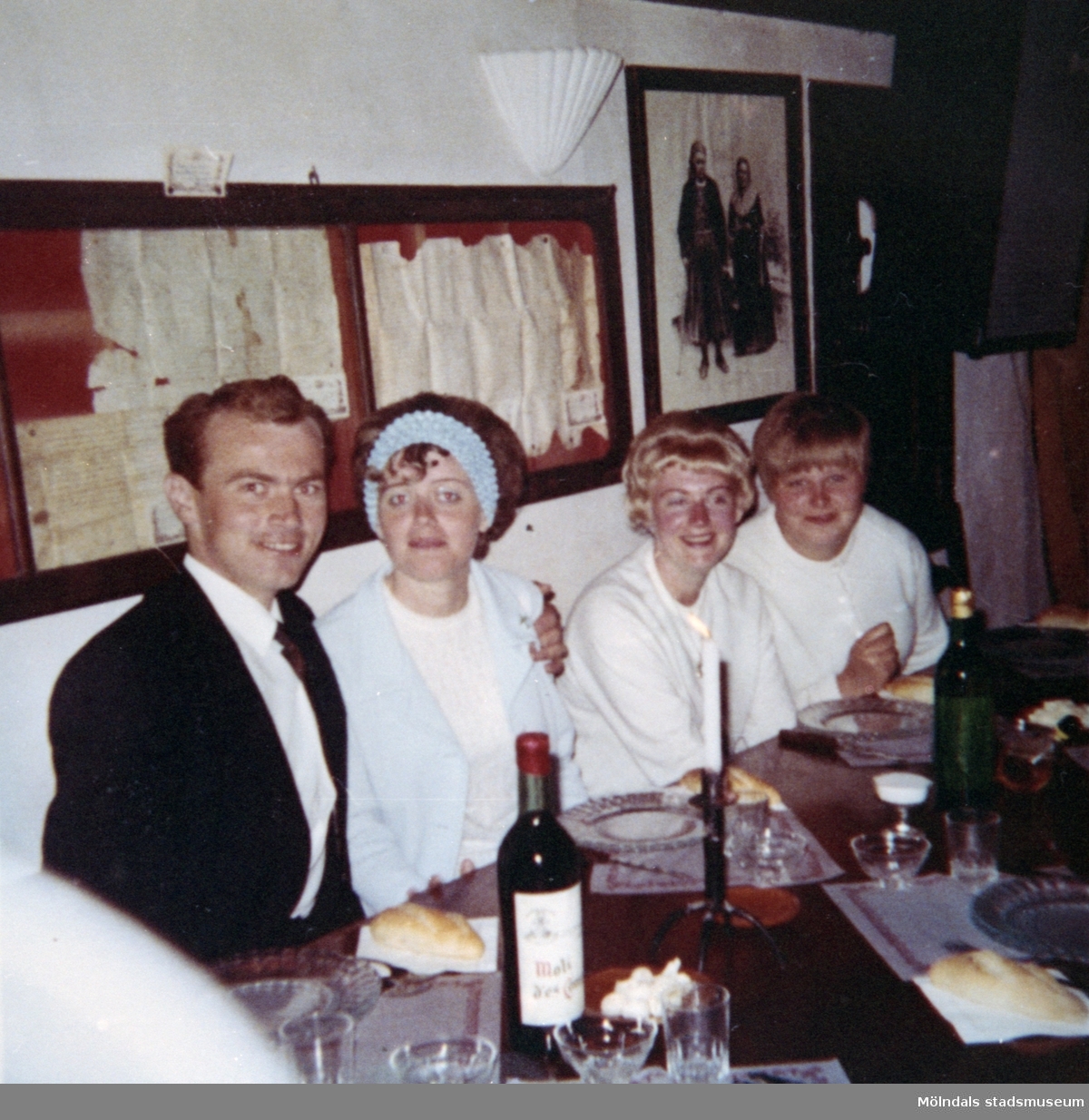Restaurangbesök på semesterresa för elever från Streteredshemmet. 1970-tal.