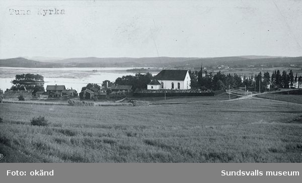 Vy från öster med Tuna kyrka i förgrunden och sjön Marmen i bakgrunden.