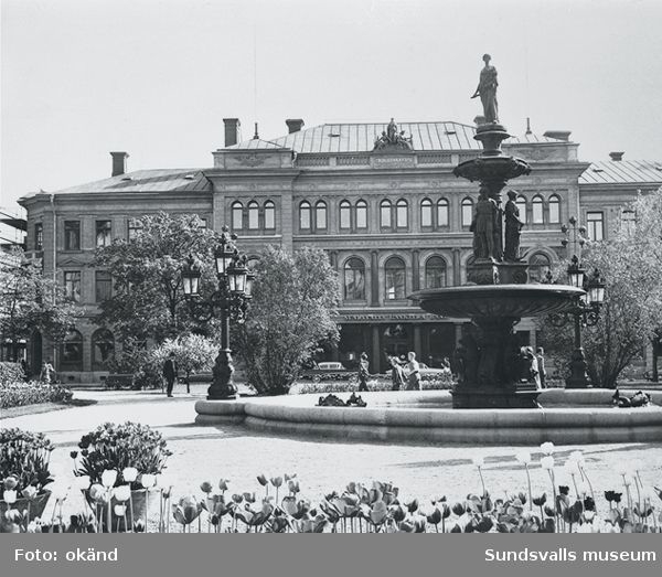 Bilden visar  kvarteret Pan (Sundsvalls enskilda bank)framför den finns Gisbergs fontän vid Vängåvan.
