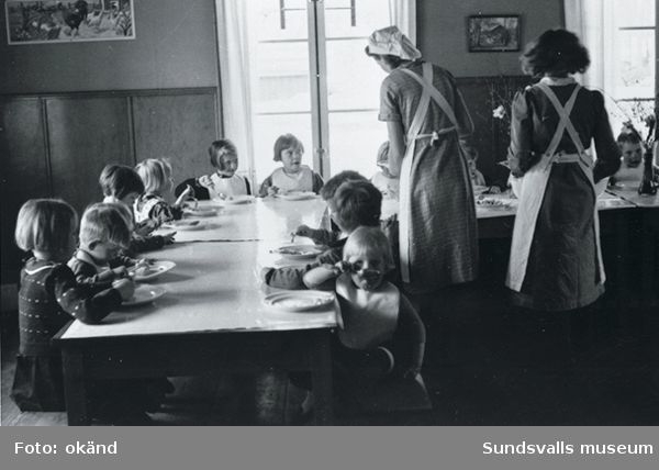 Sommargårdens barnkoloni i Stavreviken. De minsta barnens måltid. Fröknarna hette Anna Malmros och Greta Mattsson.