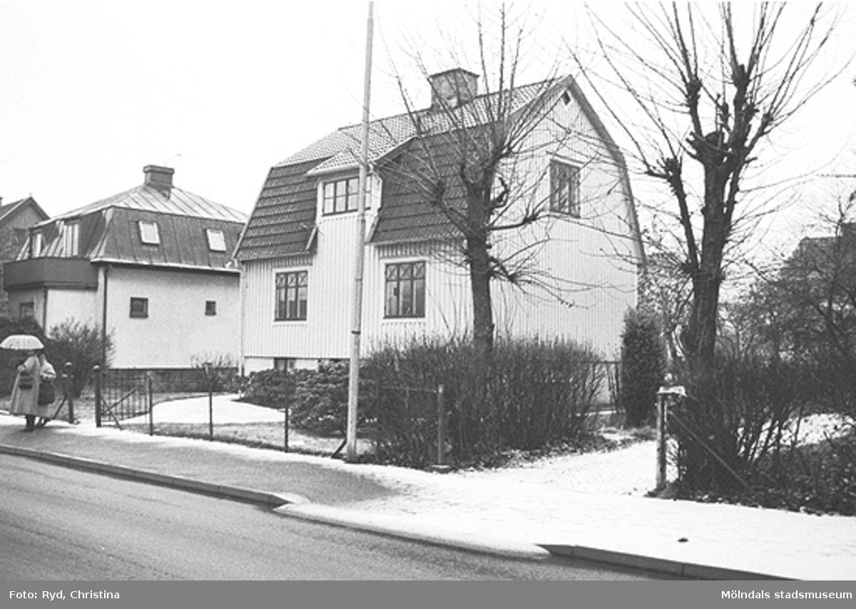 Ett par hus vid Barnhemsgatan i Broslätt. Bilden är tagen under 1990-talet.