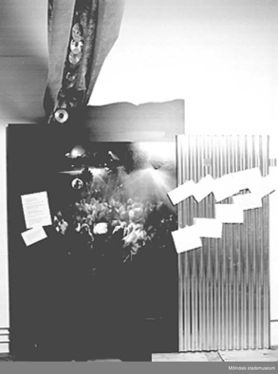 Interiörbilder från utställningen "Från näckens polska till rockens roll" på Mölndals museum 1990-12-01 - 1991-12-31.