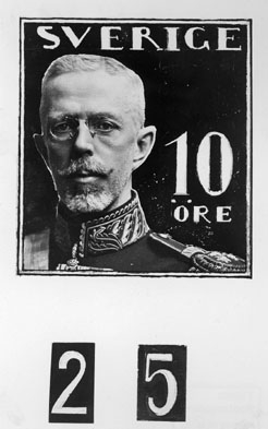 Fotografi av frimärksförlaga till frimärket Gustav V - en face (rakt framifrån), utgivet 1920.
Valör 10 öre.