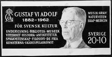 Frimärksförlaga till frimärket Gustaf VI Adolfs 80 år, utgivet 10/11 1962. Gustaf VI Adolf (1882 - 1973). Textförslag utförda av Erik Linné (1905 - ). (I Postmusei samlingar). Fotomontage och tusch. 20,4 x 42 (15,7 x 41,5). Valörer 20 + 10 öre.