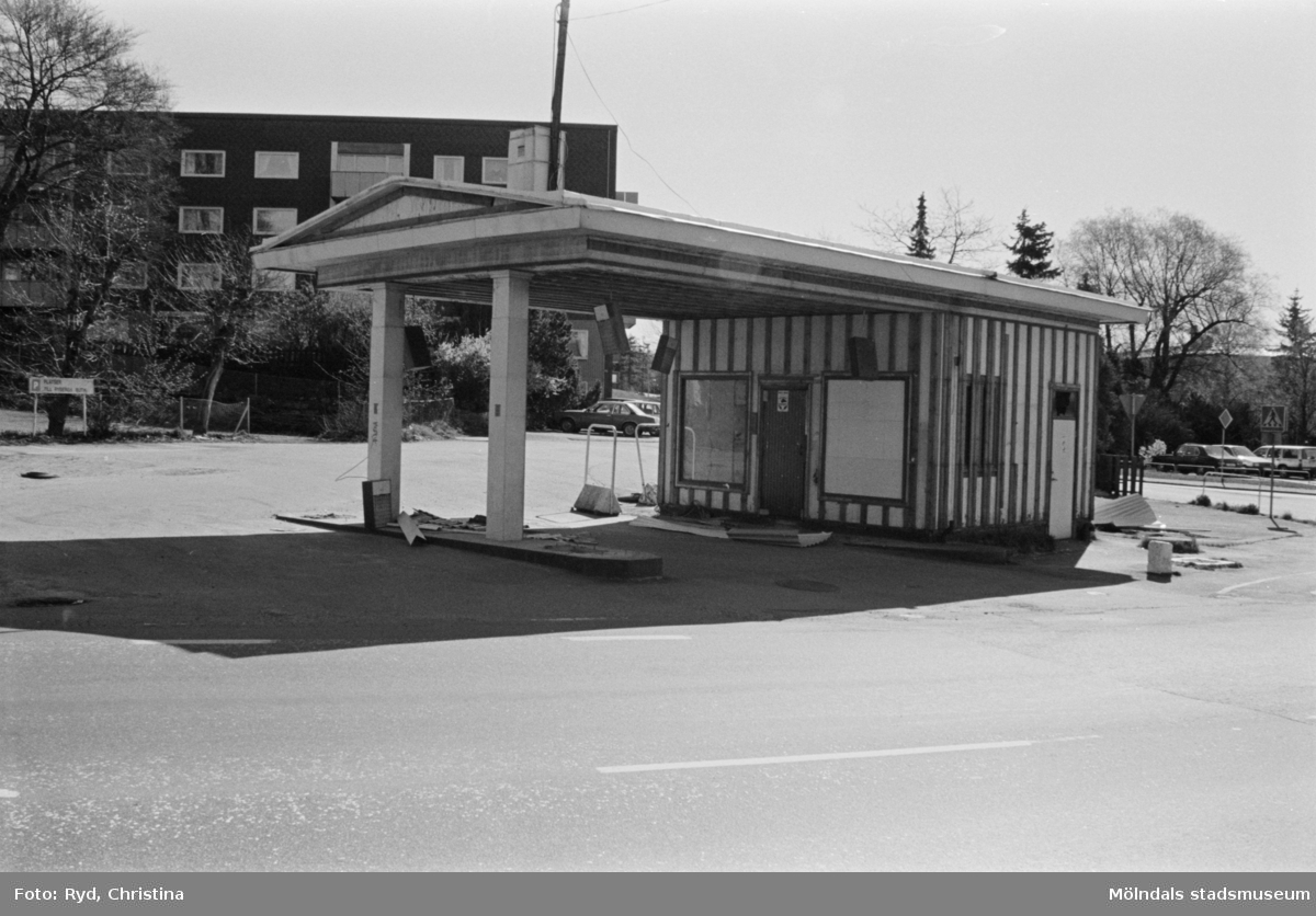 Nedlagd bensinstation i Kållereds centrum, 1991. Pumparna tillhör nästan alltid oljebolaget, så därför har de tagits bort. Bostadshuset i bakgrunden är Streteredsvägen 1A-G (Våmmedal 3:103). Bostadsområdet "Våmmedalsvägen" ligger i bildens högerkant, bakom träden