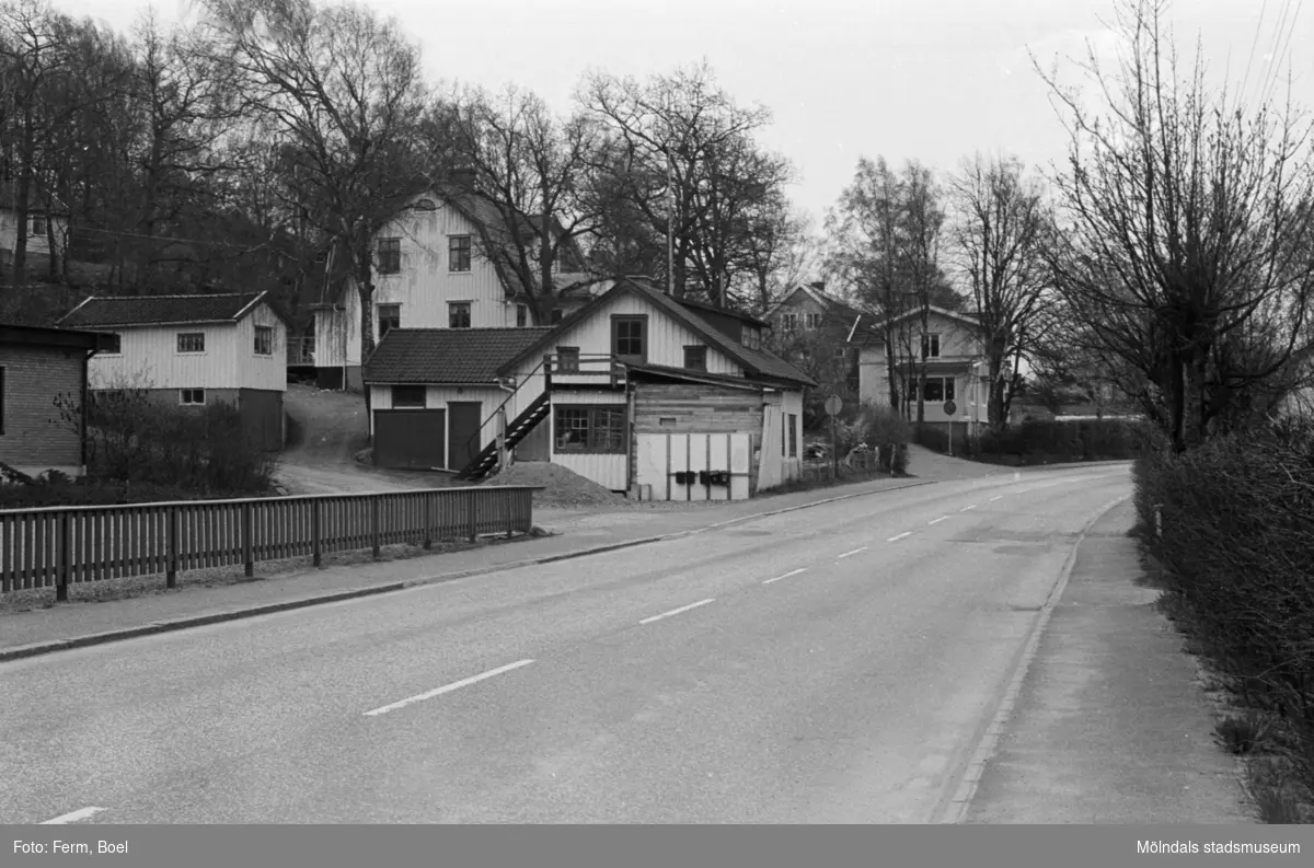 Vid Gamla Riksvägen i Kållereds centrum byggde John Lindström ett snickeri och drev det från 1930 till 1970-talet. I många år stod snickeriet som det lämnades - fyllt av maskiner, mallar, fanér- och färgprover. Senare blev det hantverksgården Ekebacken. Fotografiet togs 1992.