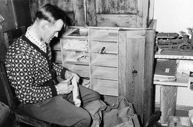 Posten görs iordning på poststationen i Jäckvik av lantbrevbärare Hugo Lundmark från Jäckvik. Hugo Lundmark arbetade på linjen Jäckvik - Merkenis (60 km.)  Foto April 1952.