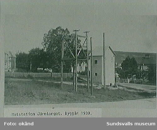 Nätstationen vid järntorget, uppförd 1930. Ur fotoalbum från Sundsvalls Energi.