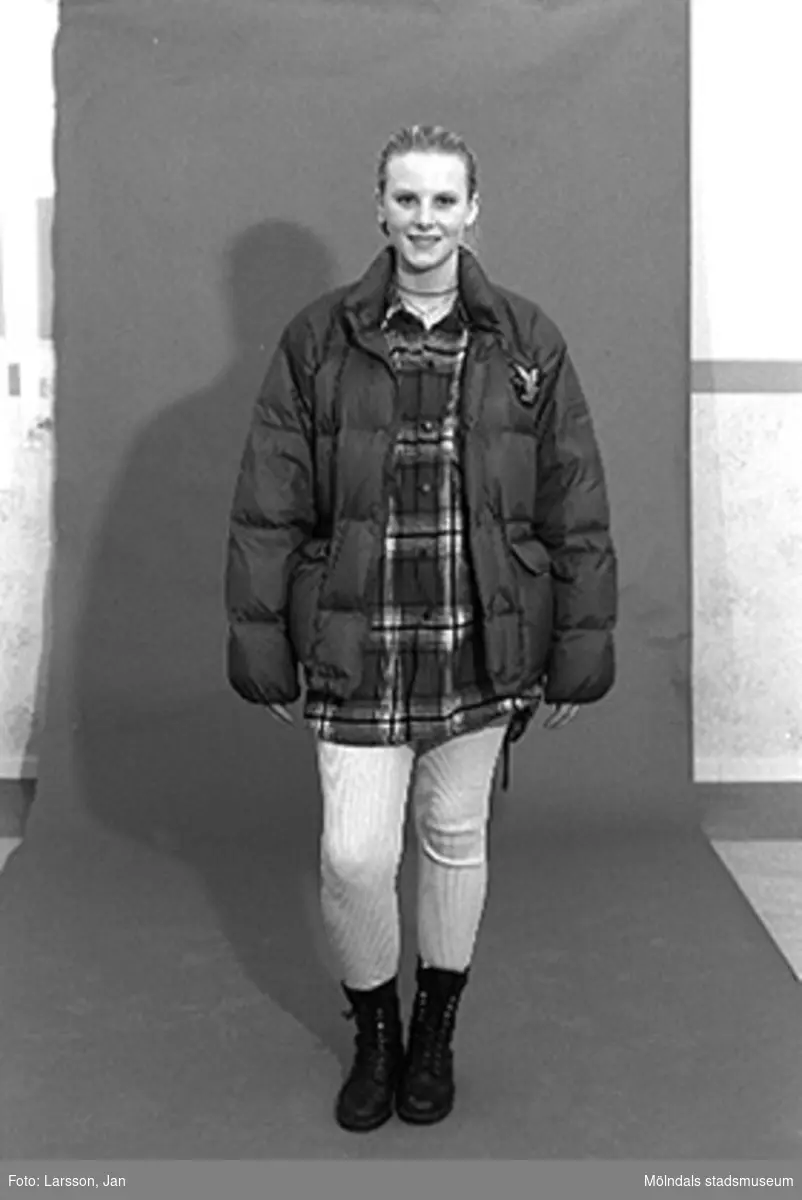 Foton av ungdomar på fritidsgården Aktiviteten inför utställningen "Krinoliner och kortkort" på Mölndals museum.