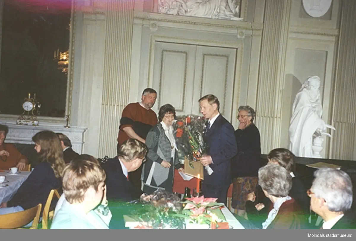 Avtackning av Sten G. Svensson, Gunnebo slott, december 1994. Till vänster om Sten G. Svensson står Maj Keidser, ordförande i Kultur- och fritidsnämnden. Till vänster om henne står Christer Eriksson, vice ordf. i samma nämnd.