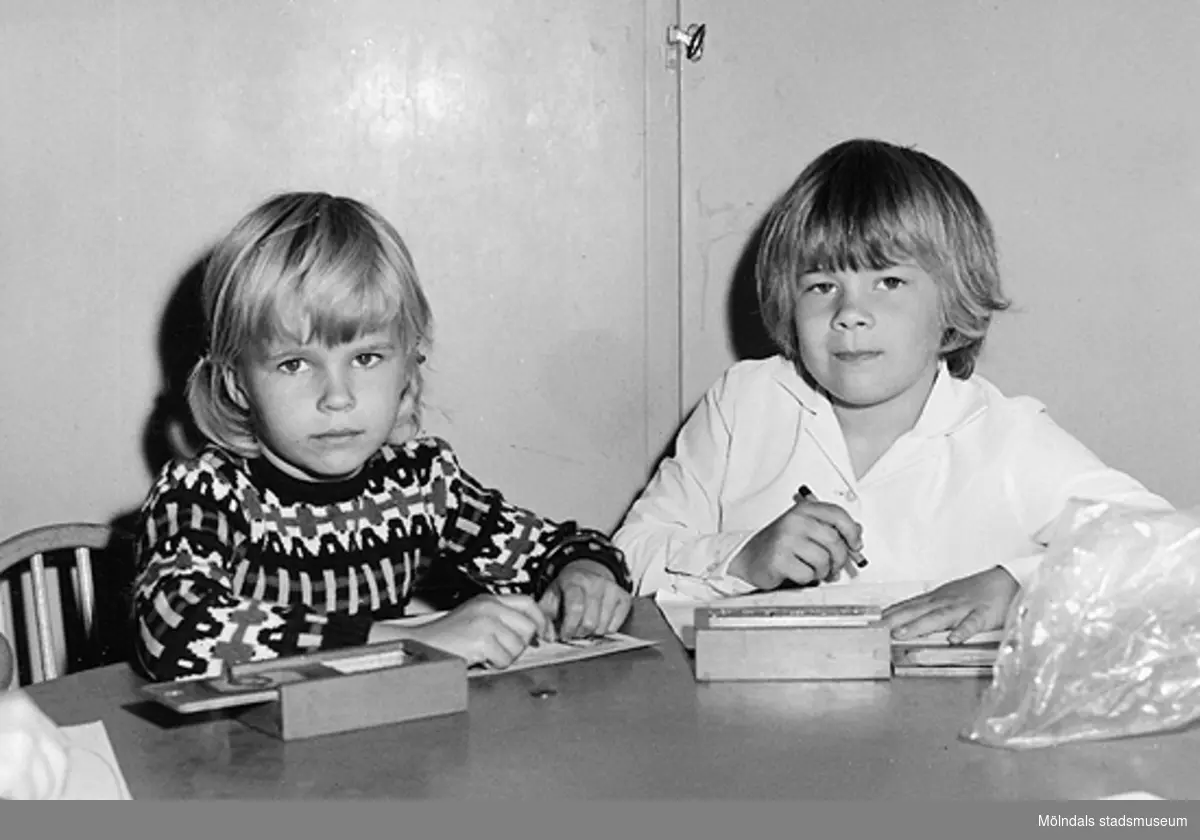 Två barn som sitter och ritar. Holtermanska daghemmet 1953.