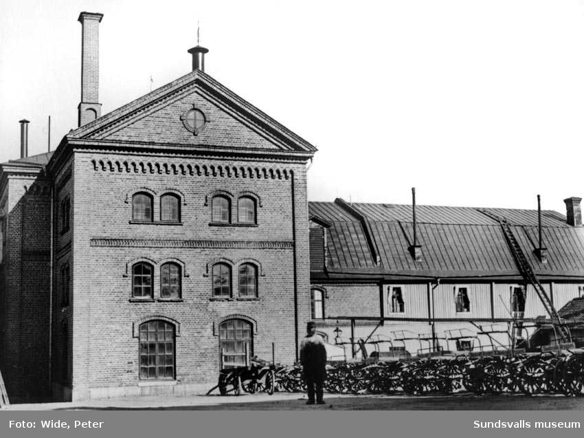 Sundsvalls bryggeri från gården 1898. Kronobryggeriet till höger. Åkroken.