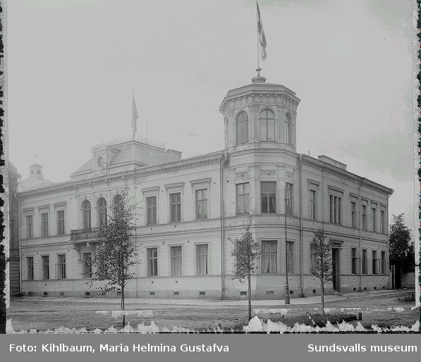 Sällskapet W6 lokaler då de köptes från Schack- och Läsesällskapet , tills de såldes till Sundsvalls stad efter 2:a  världskriget. Biljardsalongen blev stadsbibliotek. Nuvarande anv. lokalerna som kårhus.