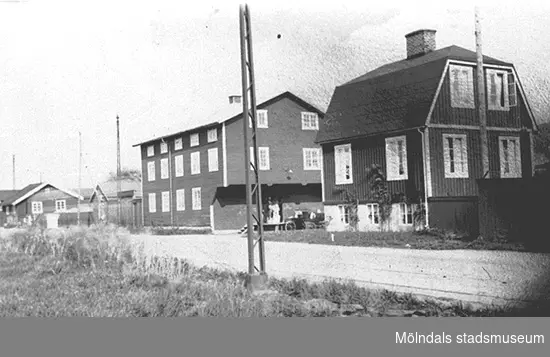 Elektriska kvarnen till vänster och boningshuset till höger, sett från sydväst, 1940-tal. Dessa tillhörde familjen Sven-Petter Andersson.