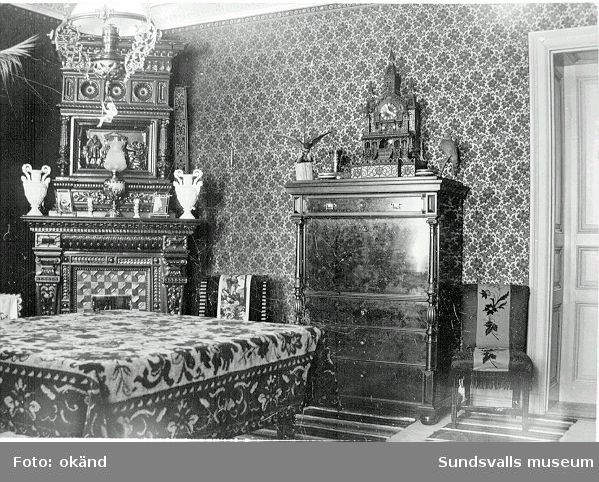 Interiör ca 1900 från vardagsrum i ett annat hus, troligen från paret Wahlroths bostad i kv  Jungfrun, Floragatan, innan uppförandet av bostadshuset i  kv Gesällen var genomfört.