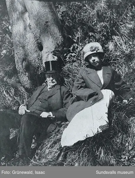 Sigrid Hjertén med sin far, häradshövding Svante Hjertén från Sundsvall, Stockholm, 1912.