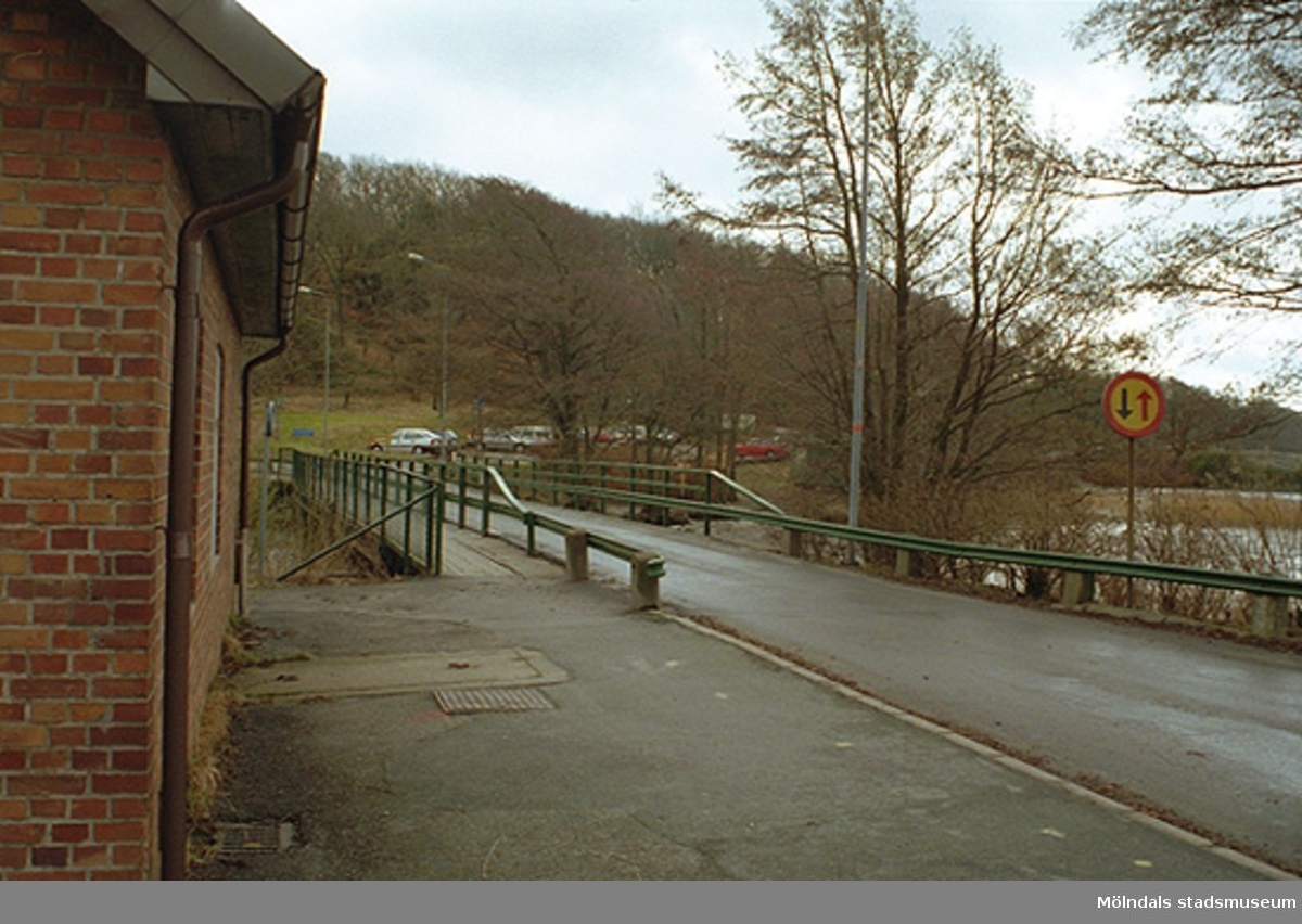 Gunnebo bro 1995-02-17, sedd från pumpstationens norra gavel mot bron. 
I bakgrunden ses parkeringsplatsen på gunnebosidan.