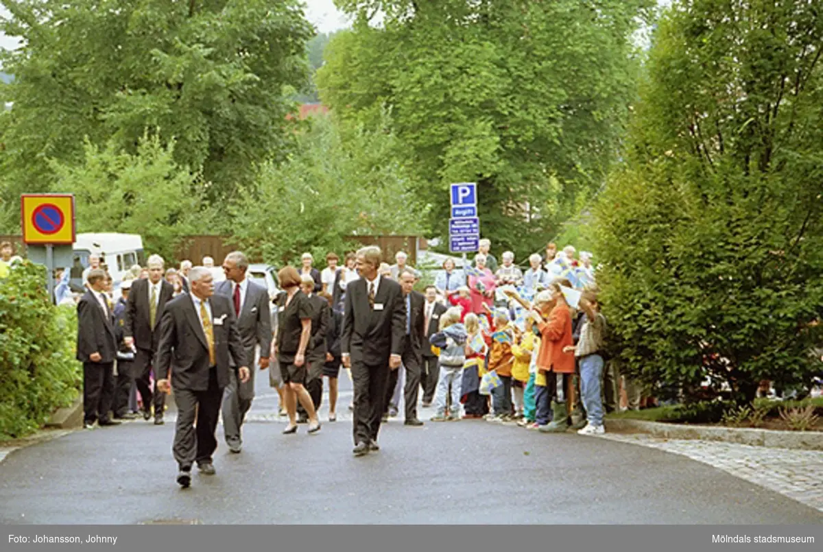Längst fram från vänster: politiker Bengt Odlöw, Kung Carl XVI Gustaf, museichef Mari-Louise Olsson (frånvänd) samt Karl Gunnar Nordanstad. De går uppför infarten till museet och till höger står barn från Ryets daghem.