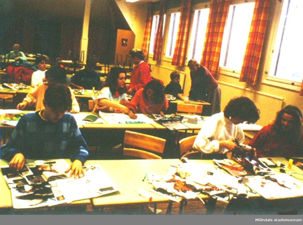 Elever har bildlektion i ett klassrum på Kvarnbyskolan.