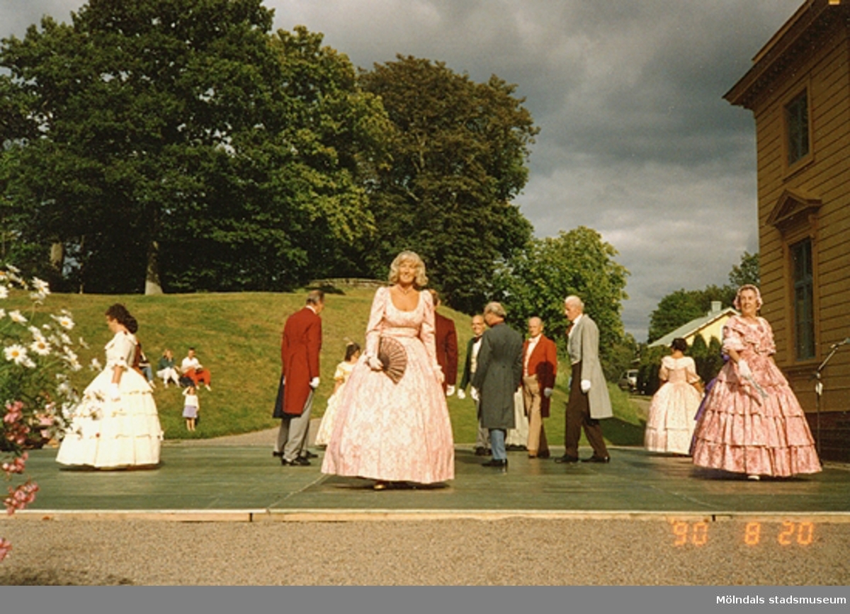 Dansuppvisning framför Gunnebo slott, med dansare i kläder från 1800-talets mitt. 20 augusti 1990.
