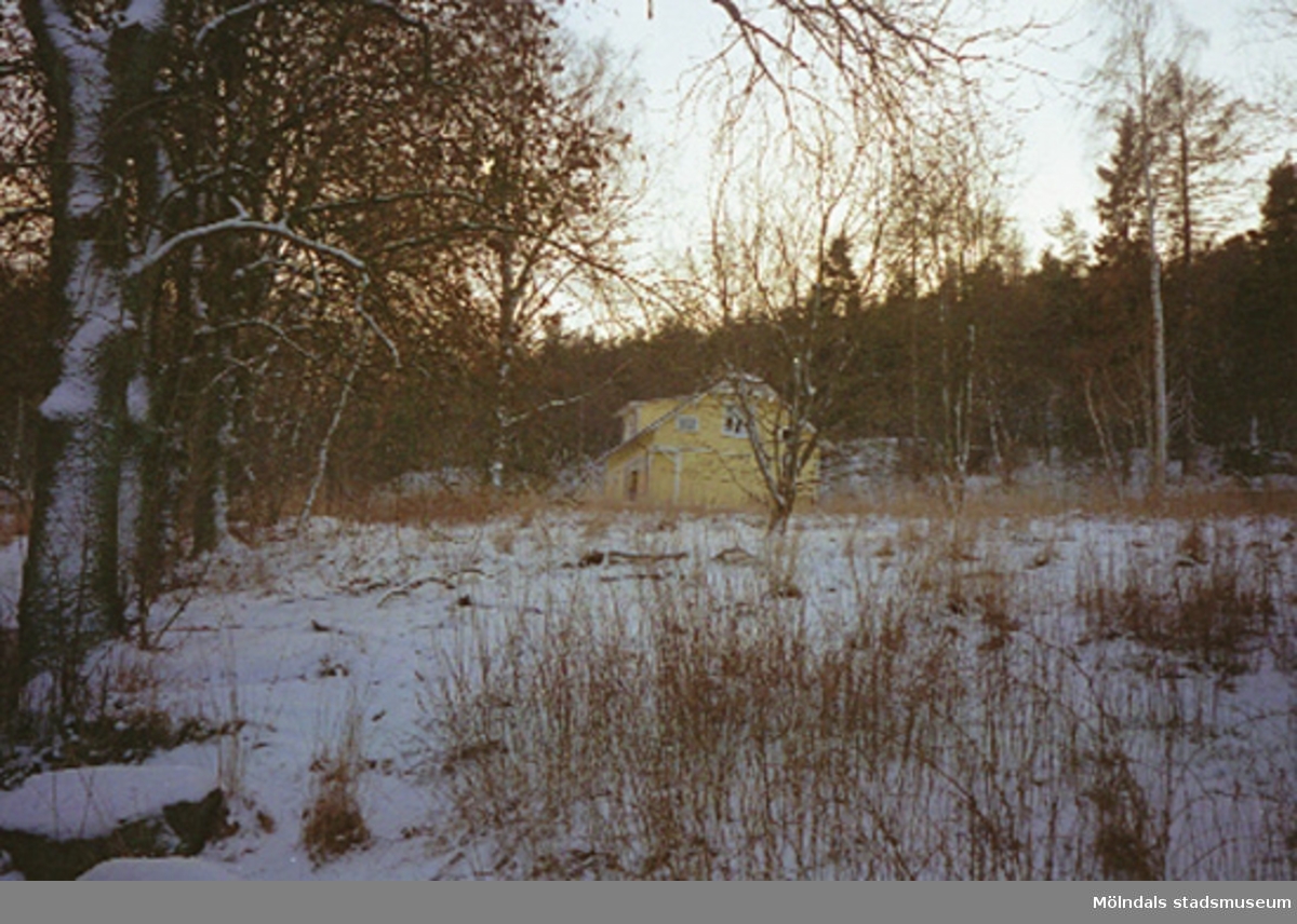 Vy från Berghemsgatans sydvästliga del mot söder. I bakgrundens mitt ses bostadshuset Villa Solbacken i Krokslätt, januari 1995.
