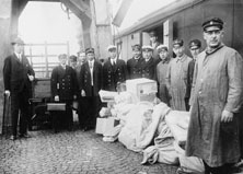 Fotot från Nässjö med 83 upp och 105:ans personal bredvid
postkupén. Från vänster: postassistens Kilberg (pkp 34), 7:de F.G.M.
Stridh (förman pkp 2) dominerande figur:förman pkp 105. Omkring 1930.