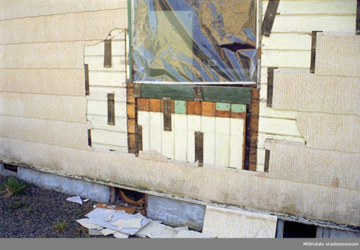 Fasaden på bostadshuset Tjädern 2, inför rivning. 1998-05-29.