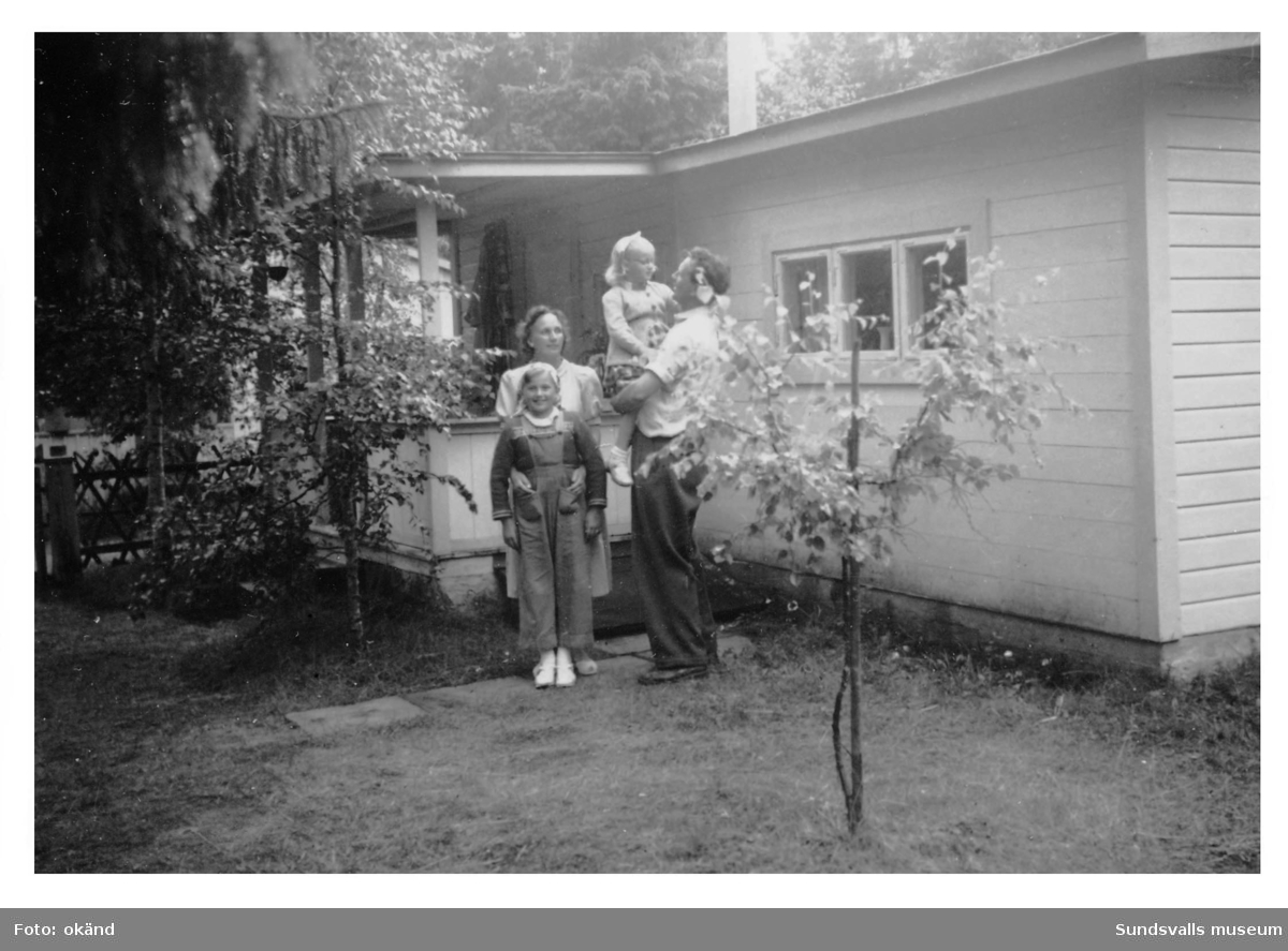 Familjen Barbro och Viktor Lindqvist med döttrarna Margareta och Britt  framför sin stuga i Tranviken.