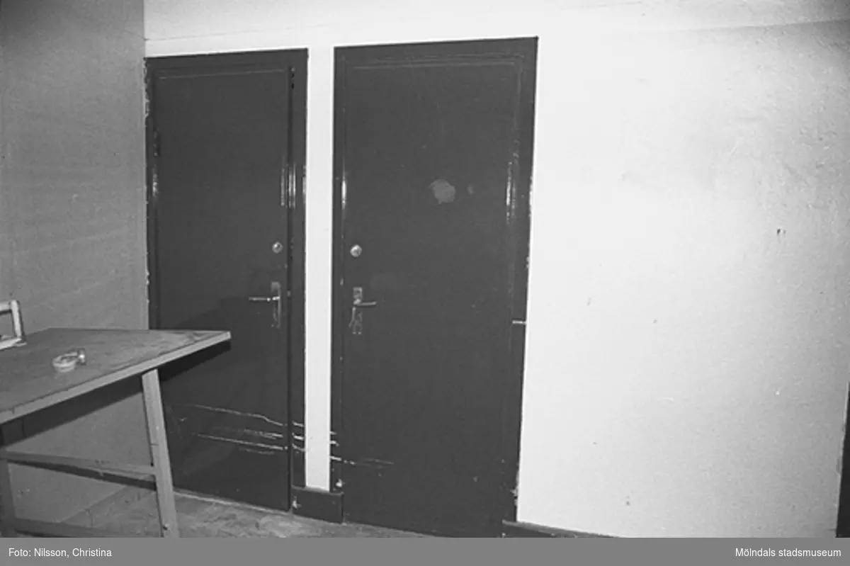Byggnadsdetaljer: Ett arbetsbord samt två dörrar i August Werners fabriker i Lindome, hösten 1994.