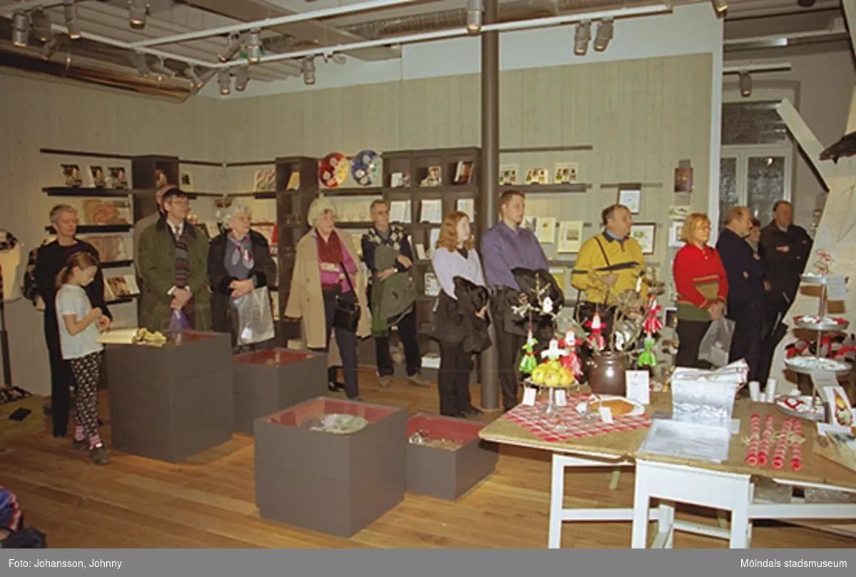Besökare underhålls av Opus sångkör på Mölndals museum 2002-12-15.
Tomteutställningen: 30/11-02 - 1/1-03.