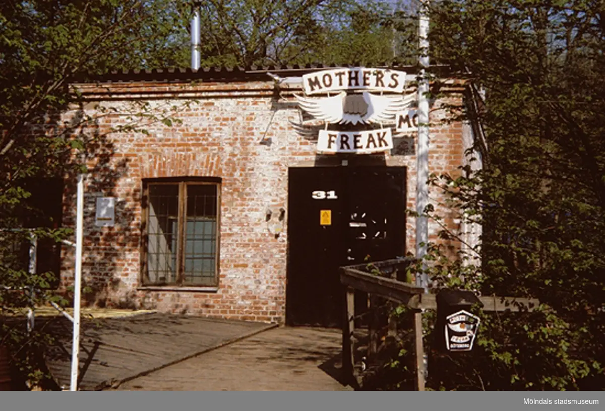 "Mother's Freaks" MC-lokal på Strandgatan. Samrådsgruppen promenerar i "Övre Kvarnbyn" (Bettyholm mm) 1994-05-09.