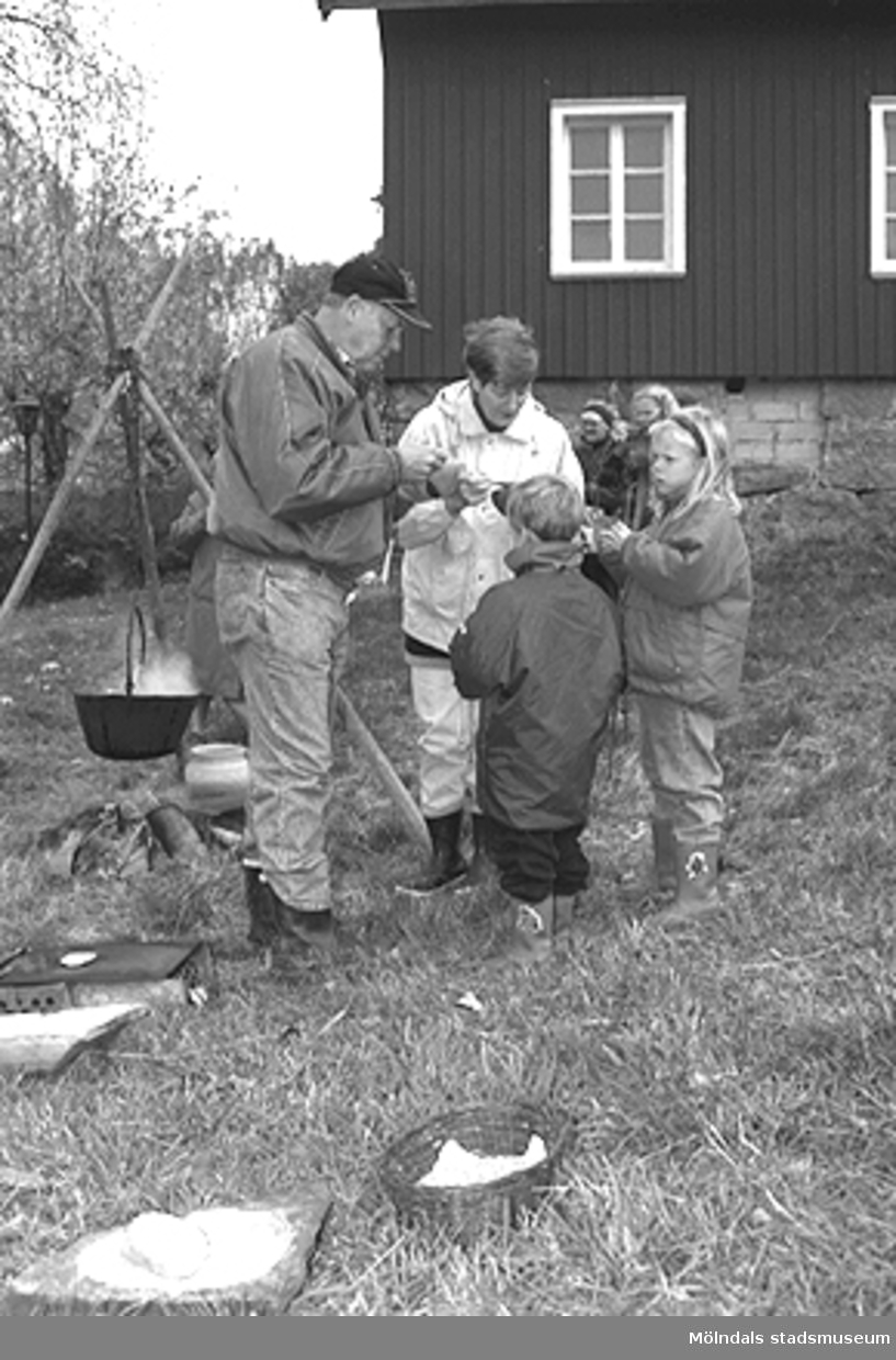 Familjesöndag vid Börjesgården, 1994-05-15. Två äldre vuxna och två barn samtalar.