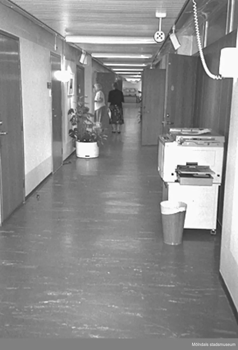 Mölndals stadshus, juni 1994. Korridor med kontorsrum. Till höger står en kopieringsmaskin.