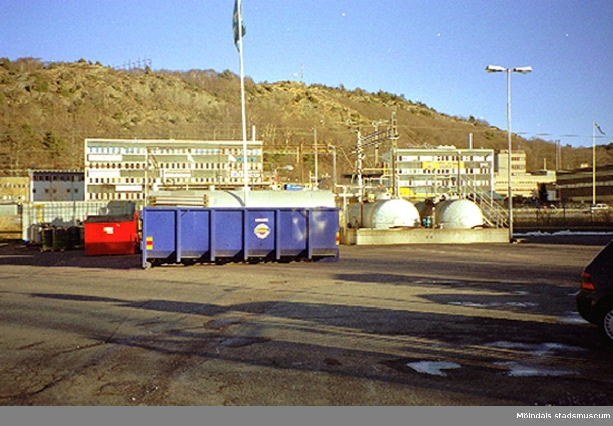 Byggnadsdokumentation av Akzo Nobel på Ågatan 44 i Lackarebäck, 2000-02-15. Rallarberget ses i bakgrunden.