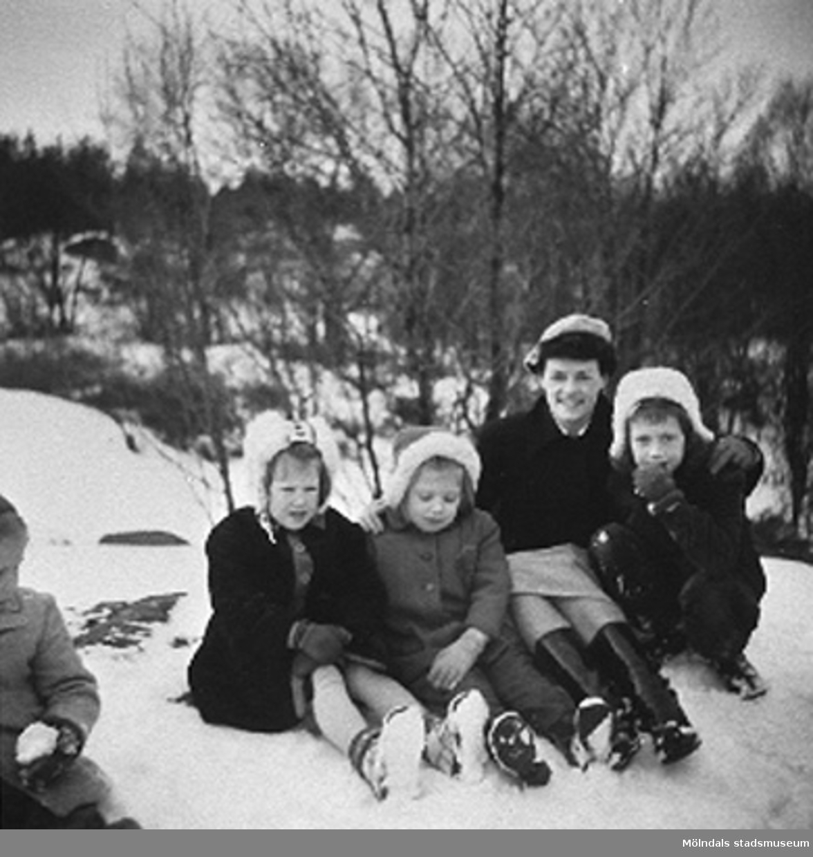 En lärare med barn från Krokslätts daghem är på utflykt, 1948 - 1951.