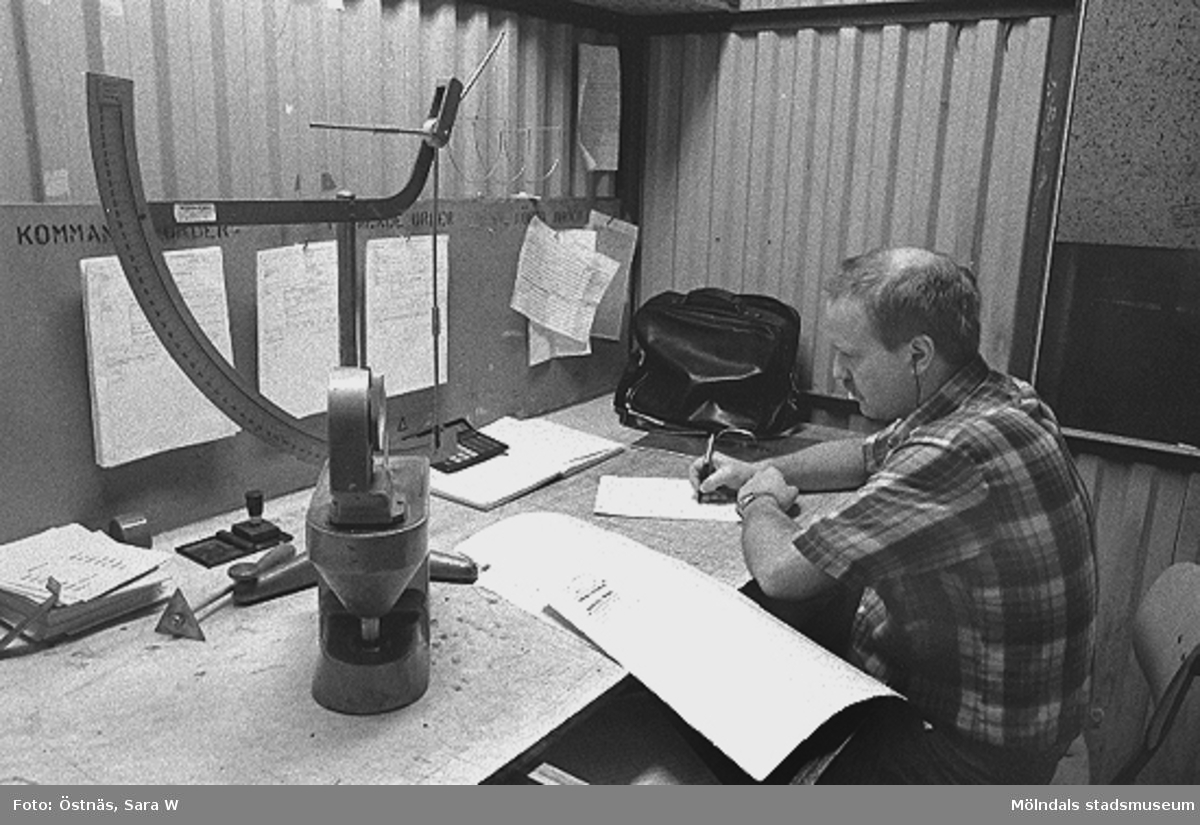 Thomas Lindell i arbete med att kontrollera kartongkvalitén, Byggnad 6. Bilden ingår i serie från produktion och interiör på pappersindustrin Papyrus, 1980-tal.