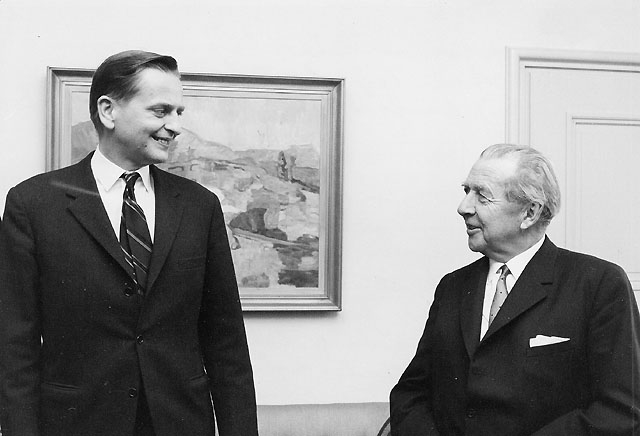 Kommunikationsminister Gösta Skoglund (t.h.) avgår från sin tjänst
(som han innehaft sedan den 26.4.1957) och efterträdes här av
konsultative statsrådet Olof Palme.