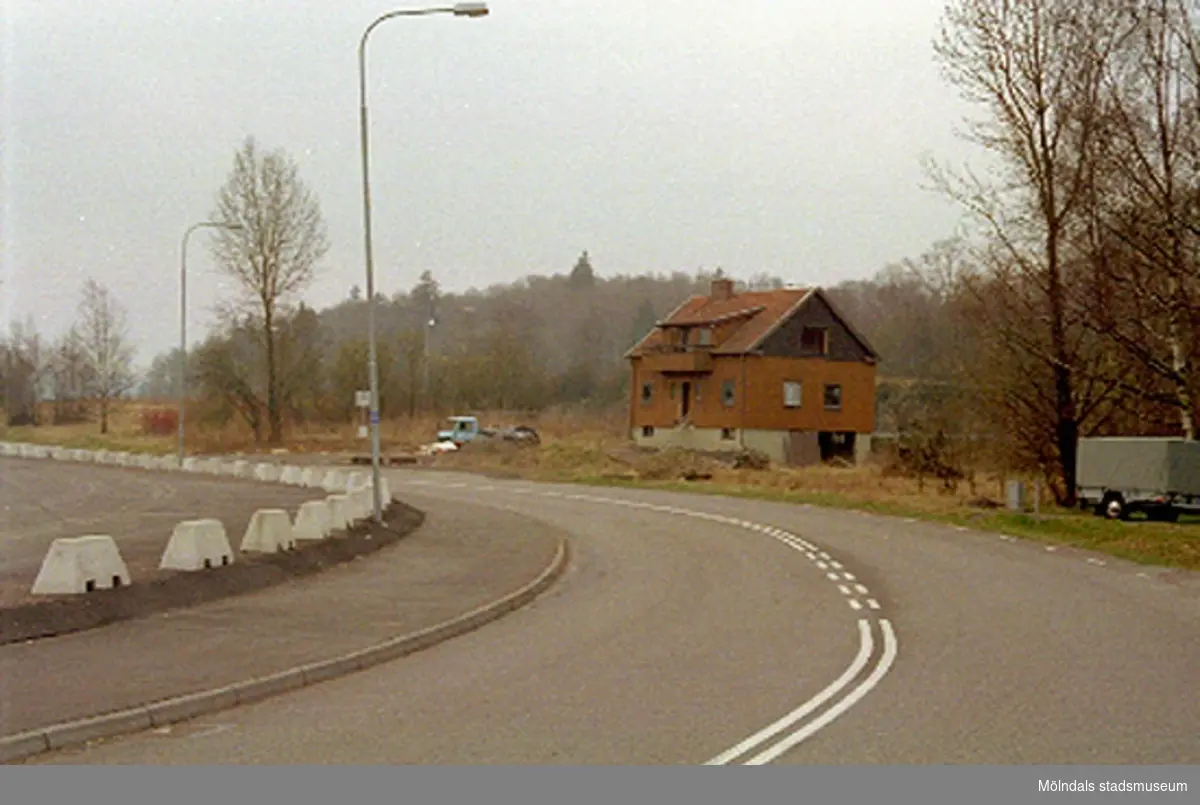 Ett bostadshus på Bangårdsvägen, Torrekulla 1:49, i Kållered. Rivet april 1994. Relaterat motiv: 2004_1086.