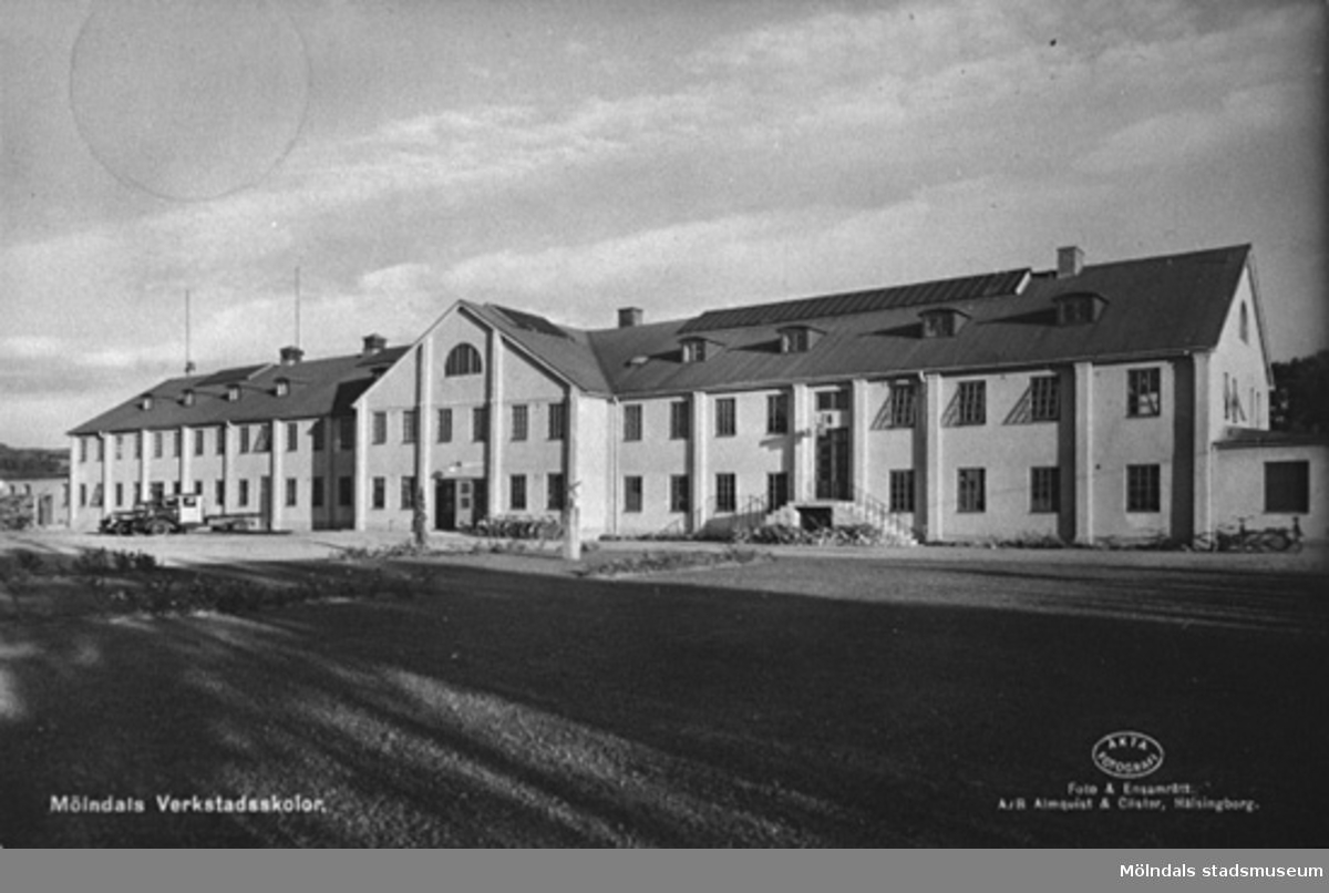 Avfotograferat vykort postat 23/11 1942 på "Mölndals Verkstadsskolor" (Yrkesskolan) vid Terrakottagatan. Byggnaden kallades "Terrakotta" och var från början tegelbruk men blev senare yrkesskola med verkstadsinriktning. Revs på 1980-talet.
Samma foto som: 1996_1609.